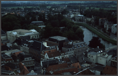 1308 DIA022323 Foto vanaf de Peperbus 1981. Rechts de stadsgracht en de Burgemeester van Royensingel, links het Paleis ...