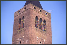 1385 DIA000102 Afbeelding van het lichtkunstwerk in de toren van de oude St. Jozefkerk in Zwolle, gemaakt door J. v.d. ...