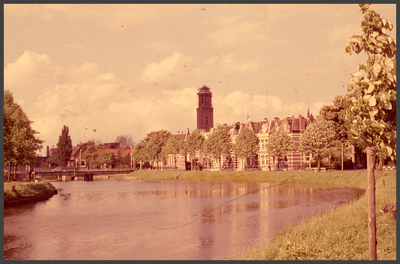 1410 DIA022370 Emmawijk Zwolle met op de achtergrond de peperbus in de steigers, links de keersluisbrug., 00-00-1960 - ...