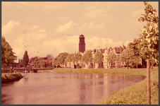 1410 DIA022370 Emmawijk Zwolle met op de achtergrond de peperbus in de steigers, links de keersluisbrug., 1960-00-00
