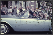 171 DIA000402 Open auto met koninklijk paar tijdens bezoek Zwolle op koninginnedag., 1970-01-14