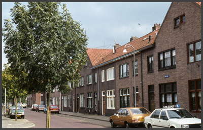 196 DIA022438 Leliestraat in de wijk Assendorp te Zwolle., 1975-00-00