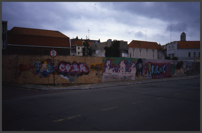 24999 DIA000496 Graffiti op de schutting Gasthuisplein zuidzijde na de sloop van de HeiligHartschool., 00-00-1987
