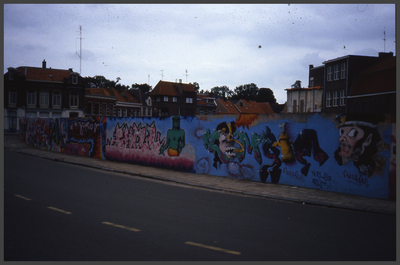 25000 DIA000497 Graffiti op de schutting Gasthuisplein zuidzijde na de sloop van de H.Hartschool., 00-00-1987