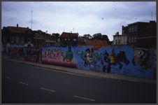 25000 DIA000497 Graffiti op de schutting Gasthuisplein zuidzijde na de sloop van de H.Hartschool., 1987-00-00