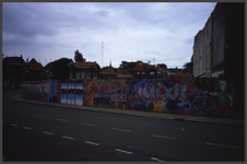 25001 DIA000498 Graffiti op de schutting Gasthuisplein zuidzijde na de sloop van de H.Hartschool (dat was een ...