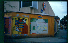 25009 DIA000506 Graffiti bij C&A in de Broerenstraat op een bouwschutting, 1987-00-00