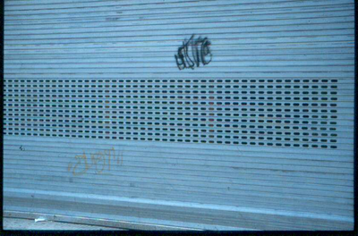 25458 DIA000514 Graffiti op een rolluik in de binnenstad, 00-00-1990 - 00-00-1995