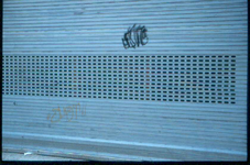 25458 DIA000514 Graffiti op een rolluik in de binnenstad, 1990-00-00