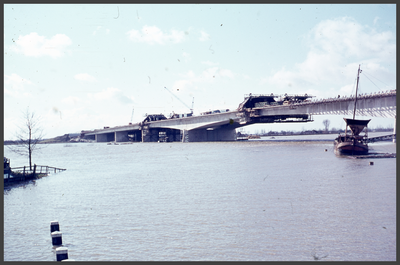 269 DIA022454 Nieuwe IJsselbrug bij Katerveer. Februari 1970.De IJsselbrug bij Zwolle, formeel bekend als de Brug ...