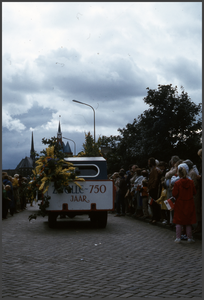 26938 DIA022524 Praalwagen in de optocht tijdens de festiviteiten Zwolle 750., 00-00-1980