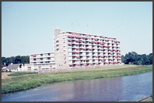 272 DIA022457 Zalné flat aan het Almelose Kanaal.In gebruik genomen in 1966., 1966-00-00
