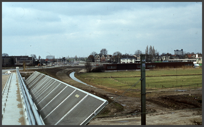 292 DIA022477 Spoorweg viaduct IJsselallee, rechts de Veerallee, links het oude WMO gebouw, op de achtergrond de A28., ...