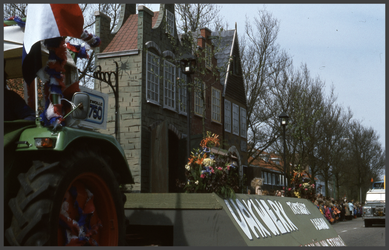 346 DIA022497 Praalwagen in de optocht tijdens de festiviteiten Zwolle 750., 1980-00-00