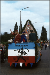 407 DIA022526 Praalwagen in de optocht tijdens de festiviteiten Zwolle 750., 1980-00-00