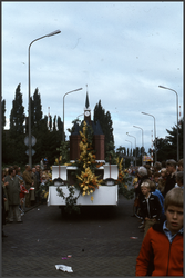 409 DIA022528 Praalwagen in de optocht tijdens de festiviteiten Zwolle 750., 1980-00-00