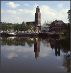 6573 DIA022042 De peperbus, Zwolle, op de voorgrond schepen aan de kade van het Rodetorenplein