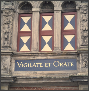 6578 DIA022047 Zwolle. Grote Markt 20. Opschrift 'Anno 1614' en 'Vigilate et Orate' (weest werkzaam en bidt, zogezegd) ...