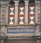 6578 DIA022047 Zwolle. Grote Markt 20. Opschrift 'Anno 1614' en 'Vigilate et Orate' (weest werkzaam en bidt, zogezegd) ...