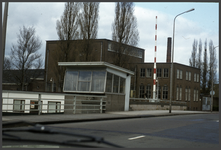 674 DIA022140 Hanekampbrug over het Almelose kanaal met brugwachtershuisje daarachter de melkfabriek Hoop op Zegen.