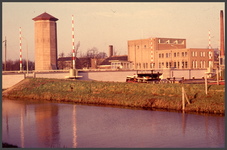 728 DIA022141 Hanekampbrug over het Almelose kanaal met brugwachtershuisje daarachter de melkfabriek Hoop op Zegen en ...