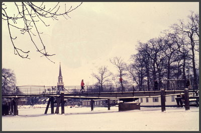 744 DIA022158 Kerkbrugje, winter 1962. op de achtergrond de toren van de Oosterkerk., 00-00-1962
