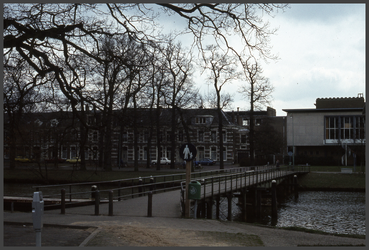 745 DIA022159 Kerkbrugje 1984, rechts de Thomas à Kempisschool., 1984-00-00