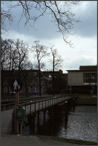 746 DIA022160 Kerkbrugje 1984, rechts de Thomas à Kempisschool., 00-00-1984