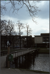 746 DIA022160 Kerkbrugje 1984, rechts de Thomas à Kempisschool., 1984-00-00