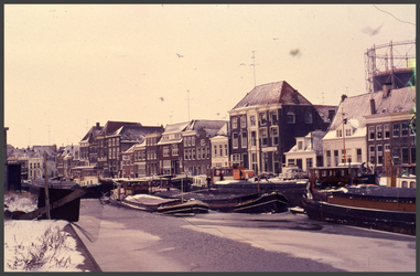 836 DIA022179 Thorbeckegracht in de Winter, rechts achter de Gashouder.De gasfabriek is in 1846 gebouwd. (voltooid ...