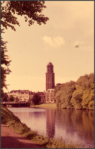 84 DIA022395 Stadsgracht gezien vanaf de Burgermeester van Rooijensingel 1959. in het midden de Peperbus., 00-00-1959