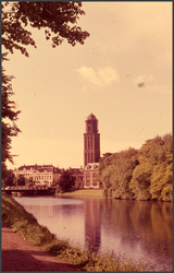 84 DIA022395 Stadsgracht gezien vanaf de Burgermeester van Rooijensingel 1959. in het midden de Peperbus., 1959-00-00
