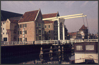 851 DIA022196 Het Pelserbrugje is een voetgangersbrug in de Zwolse binnenstad die over de Thorbeckegracht voert.Het ...