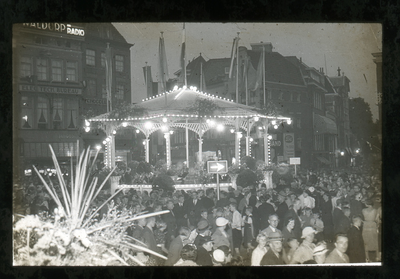 9483 DIA026160 Opname van een verlichte muziektent op de Grote Markt in Zwolle, 1920