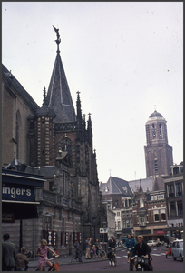 974 DIA022246 Grote Markt - gezicht op Luttekestraat, rechts de grote Kerk en de Hoofdwacht, links de Peperbus., ...