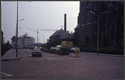 99 DIA022410 Bartjensstraat 1970, hier al bekend als de Luttenbergstraat, op de achtergrond het provinciehuis in ...