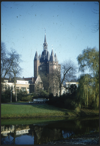 28658 DIA004444 Opname van de Sassenpoort in Zwolle gezien vanaf de Burgemeester van Roijensingel, ca. 1960