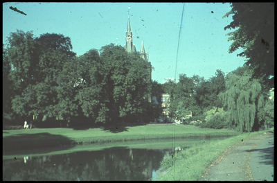 28660 DIA004446 Opname van de Potgietersingel in Zwolle met op de achtergrond de Sassenpoort, ca. 1960