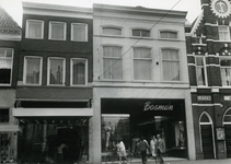 10035 FD003057 Diezerstraat, de Smeden.Rechts het Leger des Heilsgebouw. Daarnaast modehuis Bosman., 1972-00-00