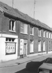 10064 FD003085 Dichtgetimmerde woningen aan de Diezerweg 3, thans Braillestraat, op de splitsing met de Hoekstraat in ...
