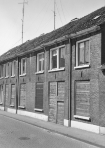 10065 FD003086 Dichtgetimmerde woningen aan de Diezerweg 5, 7 en 9, thans Hoekstraat in de wijk Diezerpoort., 00-00-1973