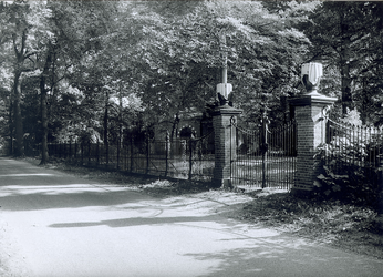 10162 FD008181-02 Kuyerhuislaan: ingangshek van de Joodse begraafplaats., 1976