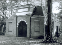 10165 FD008181-04 Kuyerhuislaan 16: Joodse begraafplaats (wijk Herfte). Reinigingshuis uit zuidwesten., 1986