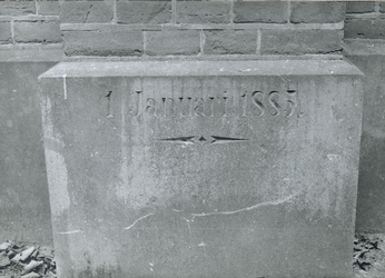 10170 FD008181-09 Kuyerhuislaan 16: Joodse begraafplaats (wijk Herfte). Steen met opschrift 1 januari 1885. , 1986
