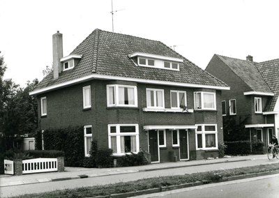 10208 FD009954 Nieuwe Deventerweg 82-80., 1975