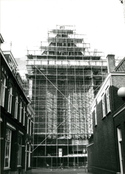 10236 FD010706 Ossenmarkt: OLV- kerk in restauratie, gezien uit Drostenstraat., 1978