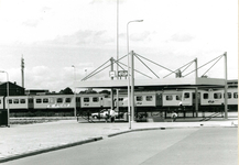 1069 FD013758 Station-Zuidzijde: ingang uit zuidoosten. Links de PTT-toren aan de Westerlaan., 1989