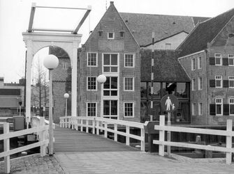 1113 FD014477 Thorbeckegracht met Pelserbrugje uit het noorden., 1974