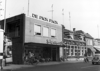 1181 FD000429-2 Assendorperstraat 31: in 1974 de eerste Zwolse supermarkt (Supermarket) van De Pick-Pack, 00-00-1974