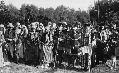 11812 FD900171 Deelnemers aan het historiespel 2-6 september 1930 op de Kranenburg tgv 700 jaar bestaan Zwolle, waarop ...